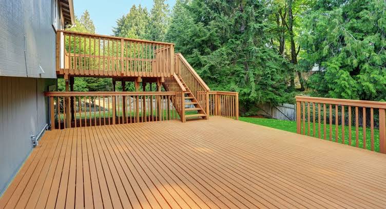 Entretien d'une terrasse : inspection, nettoyage et réparations