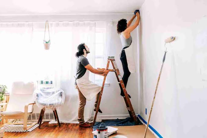 Travaux de rénovation à faire soi-même : quoi faire et quoi confier à des pros