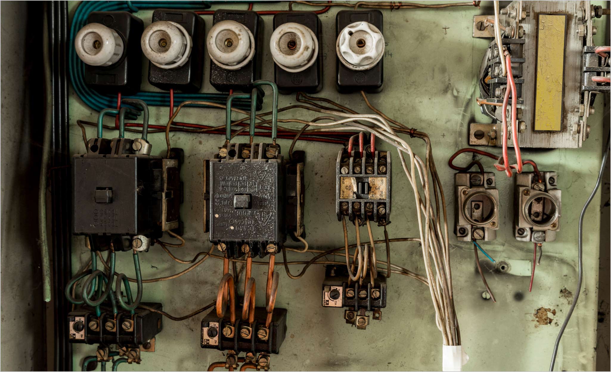 Panneaux électriques et vieux filage : ce qu'il faut savoir dans une maison ancienne