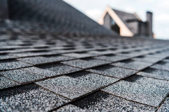 Combien de temps dure une toiture, et quand faut-il la remplacer?
